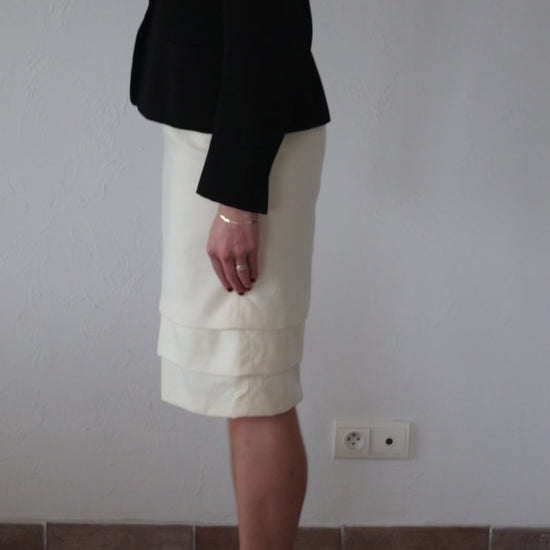 VOLIÀ Atelier - exclusively pre-loved. VOLIÀ presents the classic, timeless midi skirt in white wool. 