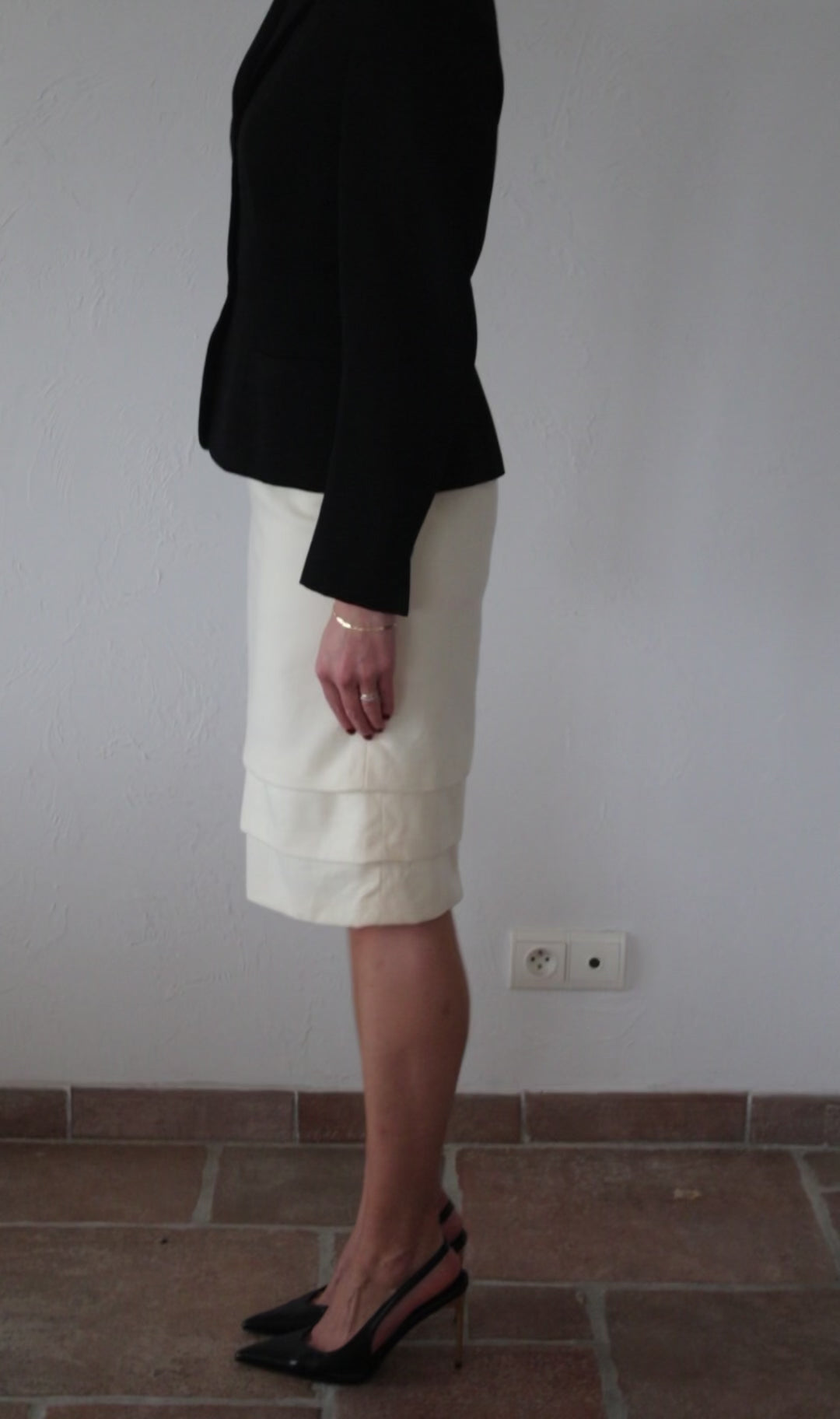 VOLIÀ Atelier - exclusively pre-loved. VOLIÀ presents the classic, timeless midi skirt in white wool. 