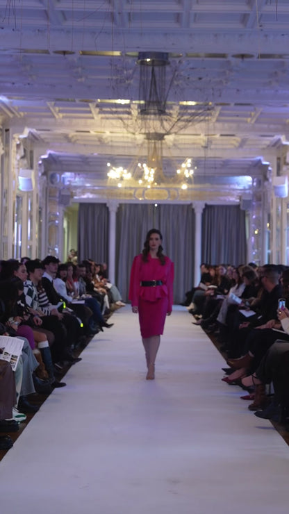 VOLIÀ Atelier - exclusively pre-loved. The Camille blouse paired with the exclusive linen midi skirt for a pink monochrome look. The look is worn by a model on VOLIÀs fashion show in Paris